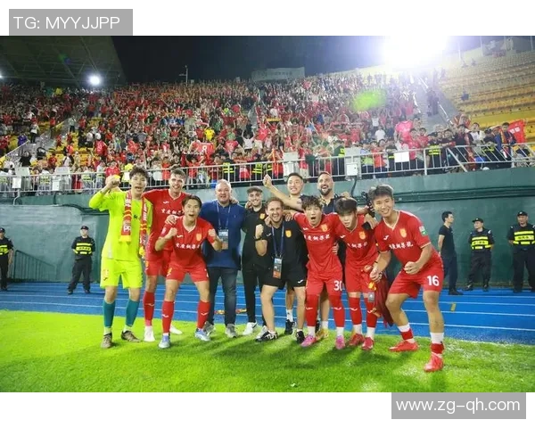 和足球球星近距离合影留下难忘瞬间见证绿茵场上的荣耀时刻